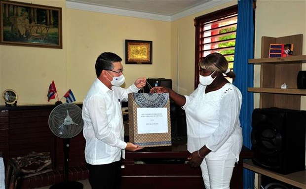 Vietnam presents gifts to Vietnamese-named Cuban schools